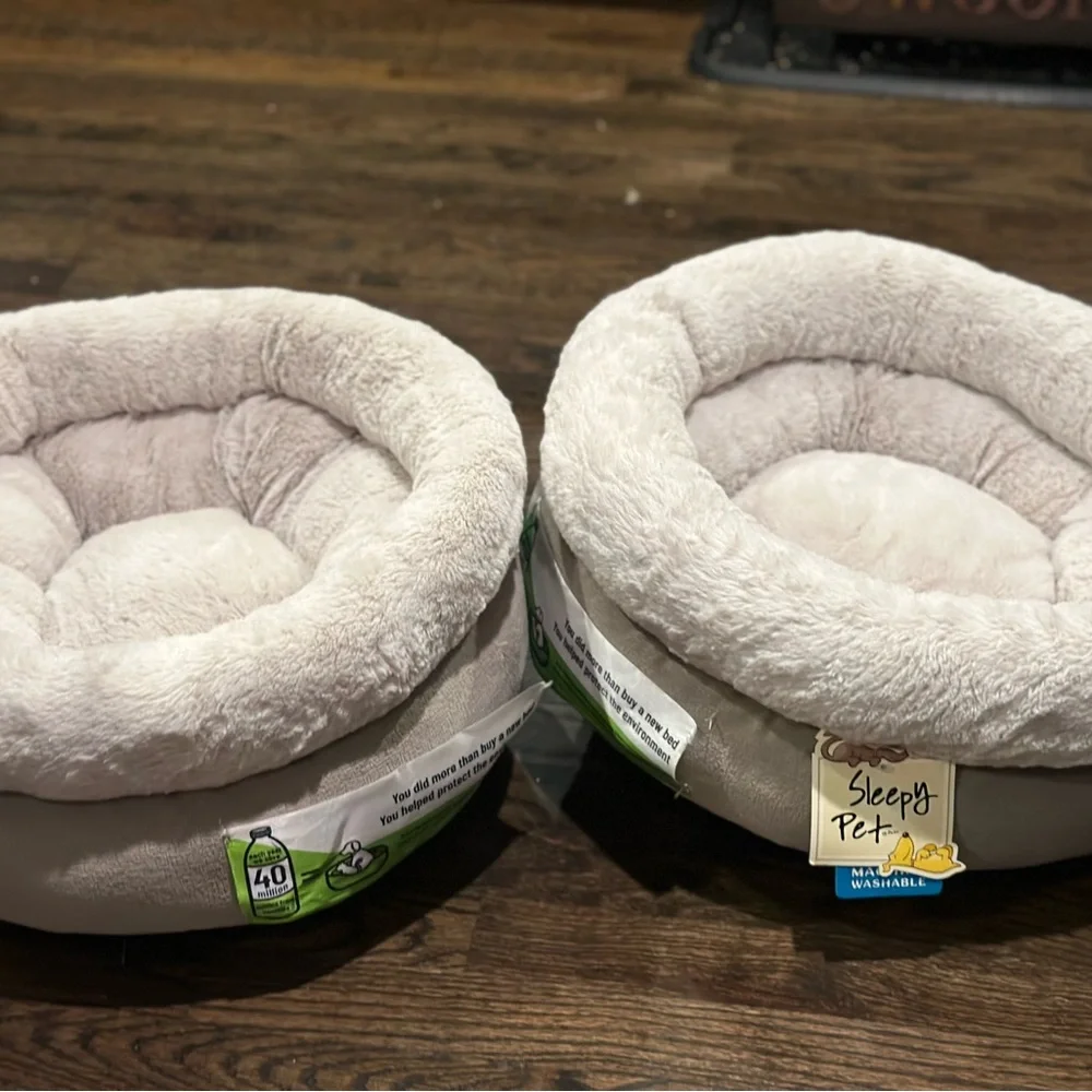 Cozy Cream Pet Bed dog or cat- NEW! Have 1 left